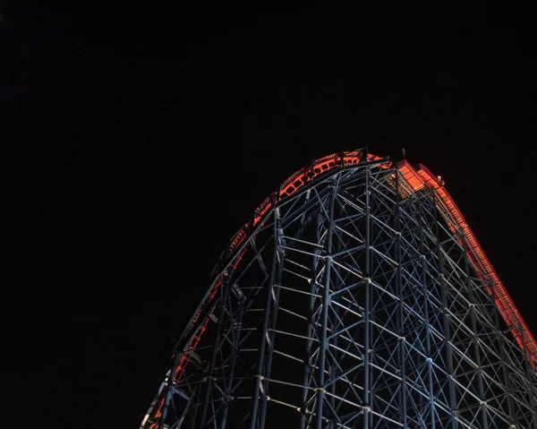 Μπλάκπουλ - rollercoaster τη νύχτα — Φωτογραφία Αρχείου