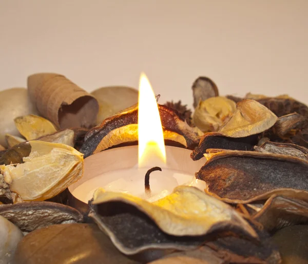 Candle flame och popuri — Stockfoto