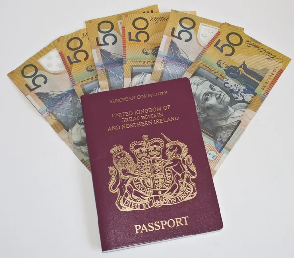 Austalian 50 dollar biljetten en een paspoort — Stockfoto