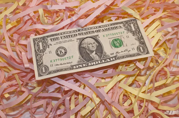 Измельченная бумага с долларовой купюрой — стоковое фото