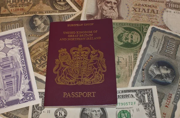 Паспорт с валютой — стоковое фото