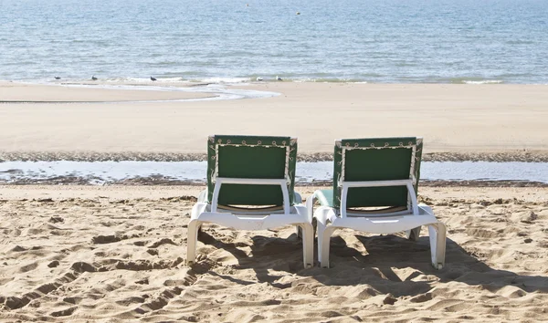 Două scaune verzi cu vedere la mare — Fotografie, imagine de stoc