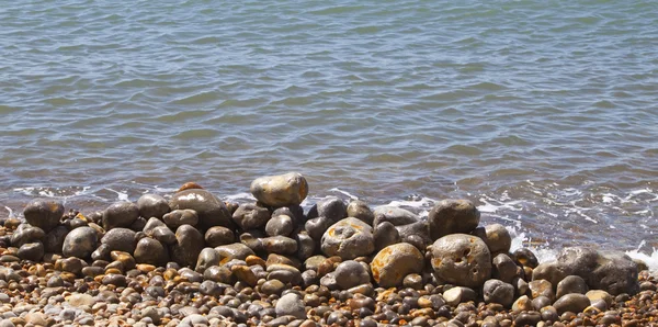Pebbles empilhados na borda do mar — Fotografia de Stock