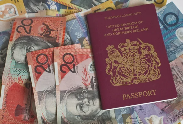Mengsel van euro en een paspoort — Stockfoto