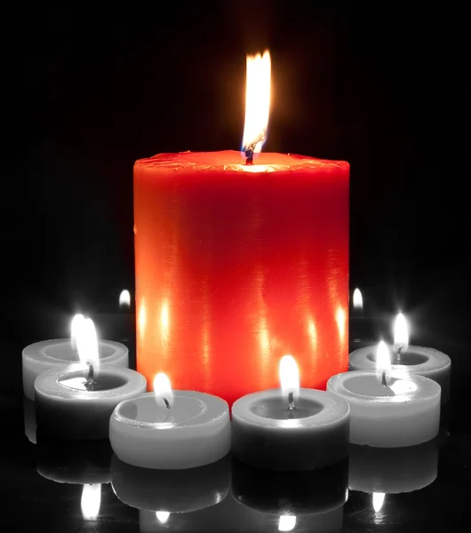 大红色蜡烛-黑色和白色 — 图库照片