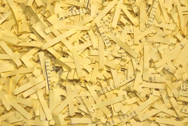 Измельчённая желтая бумага — стоковое фото
