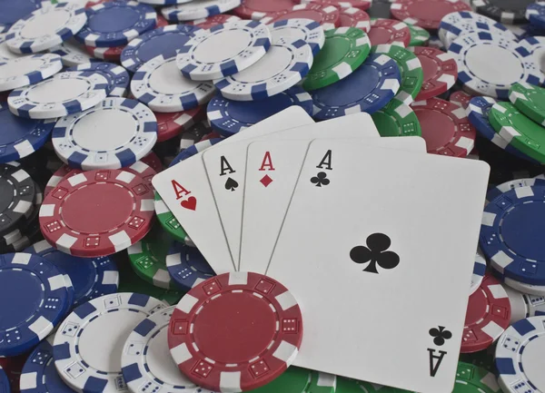 Fyra ess och pokermarker — Stockfoto