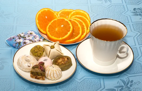 Xícara de chá e bolos — Fotografia de Stock