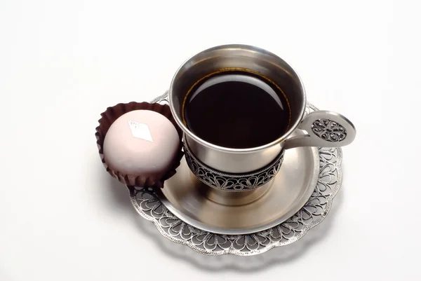 Silberne Tasse Kaffee mit weißem Kuchen — Stockfoto