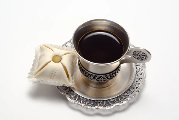 Серебряная чашка кофе с тортом — стоковое фото