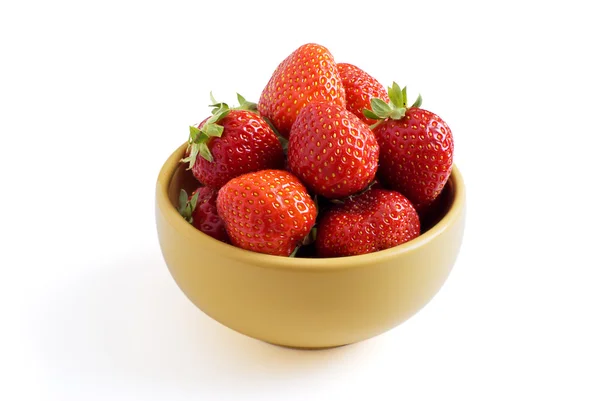 Erdbeere ist auf dem gelben Teller — Stockfoto