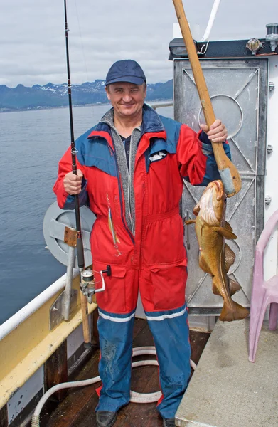 A halász, a hajó közelében a sziget skrova — Stock Fotó