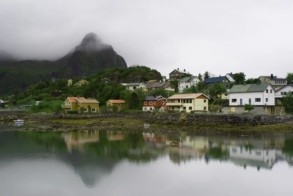 A aldeia norueguesa Svolvaer nas Ilhas Lofoten — Fotografia de Stock