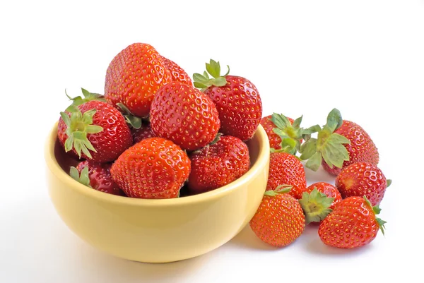 Erdbeere auf dem gelben Teller — Stockfoto