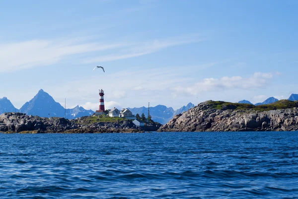 Le phare sur l'île norwagienne Skrova . — Photo