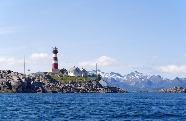 Latarnia morska na wyspie norwagian — Zdjęcie stockowe