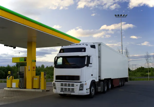 Vrachtwagen bij een brandstof-station Stockfoto