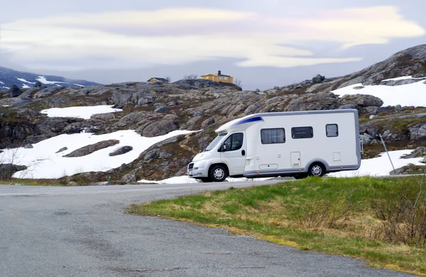 Camioneta de caravana en carretera de alta montaña de Noruega — Foto de Stock