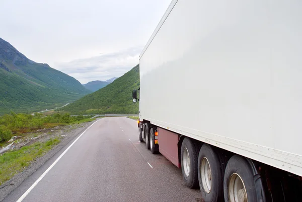 Semi-vrachtwagen op bergweg — Stockfoto