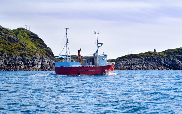 一艘渔船在挪威的峡湾 — 图库照片