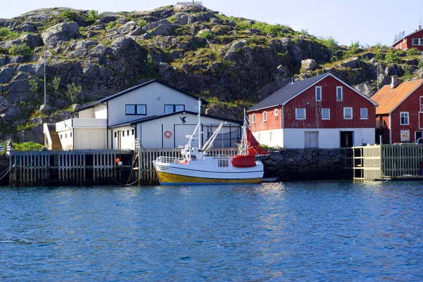 O barco ancorado na ilha Skrova na Noruega — Fotografia de Stock
