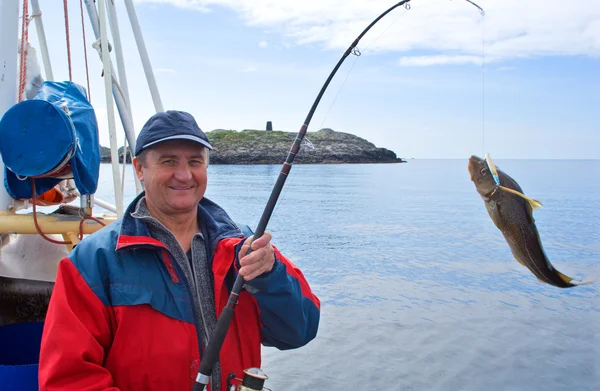 在挪威峡湾的船上的渔夫 — 图库照片