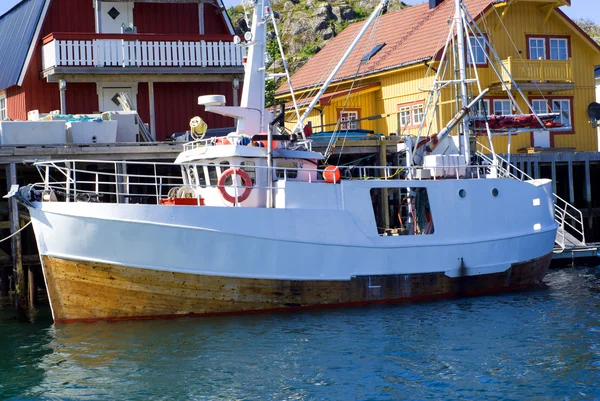 Швартованная лодка на острове Скрова на севере Норвегии — стоковое фото