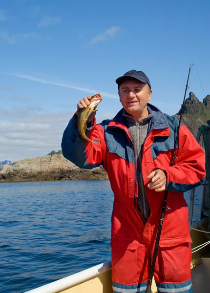小さな魚を持つ漁師 — ストック写真