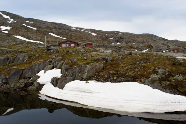 Horská krajina s jezerem a sníh — Stock fotografie