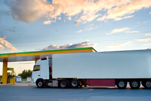 White truck is at a fuel station. — Stock Photo, Image