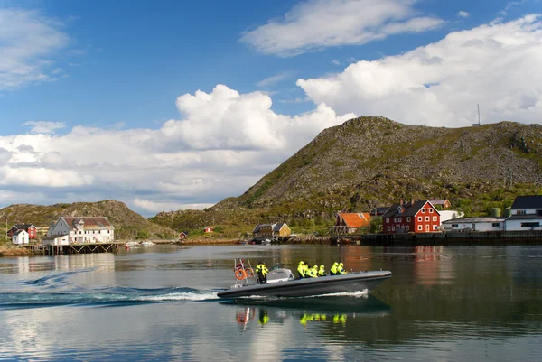 Bateau à moteur est dans un fjord — Photo