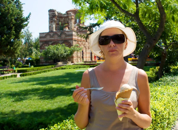 The young woman with one portion of ice-cream — Stock Photo, Image
