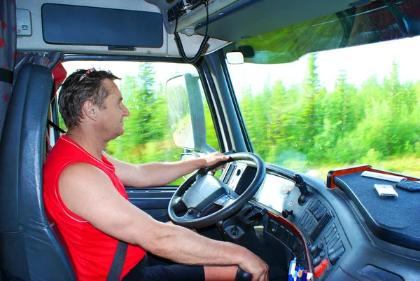 O motorista ao volante do caminhão — Fotografia de Stock