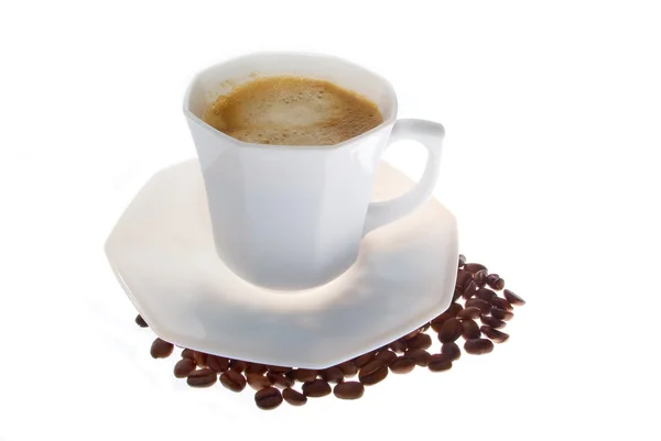 Eine Tasse Kaffee mit Kaffeekörnern — Stockfoto
