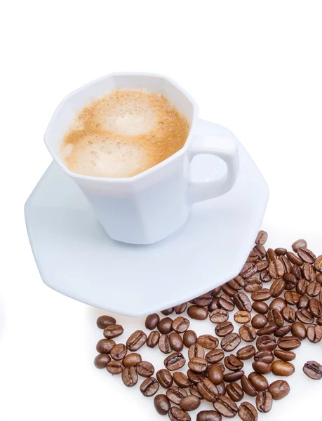 Weiße Tasse Kaffee mit Kaffeekörnern — Stockfoto