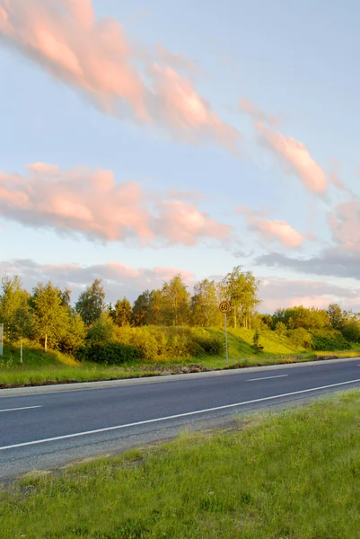 Landsvägen på sommaren morgonen — Stockfoto
