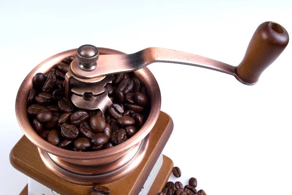 Clouse-up de moedor de café antigo com grãos de café — Fotografia de Stock