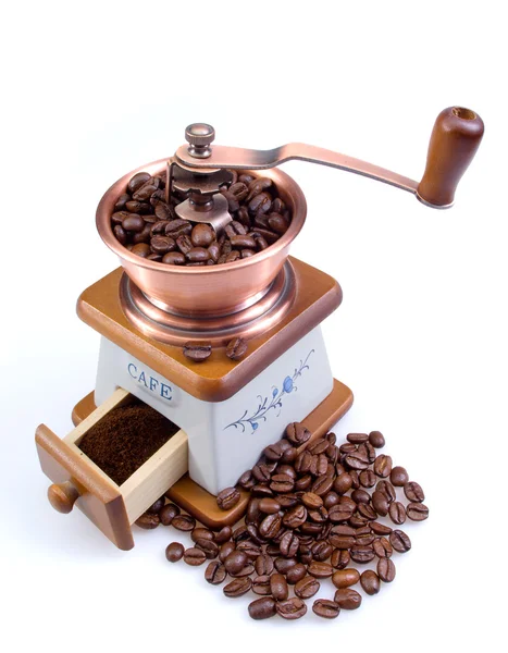 Alte Kaffeemühle mit Kaffeekörnern — Stockfoto