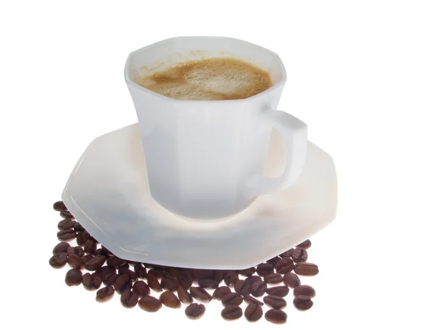 Białe filiżanka kawy z ziaren kawy — Zdjęcie stockowe