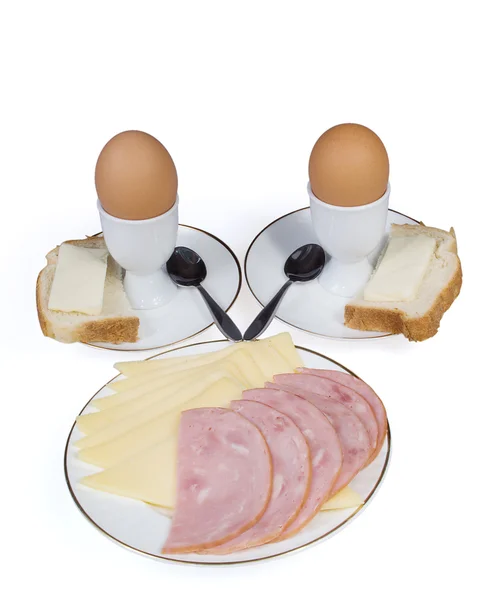 Ovos, queijo e salsicha sobre fundo branco — Fotografia de Stock