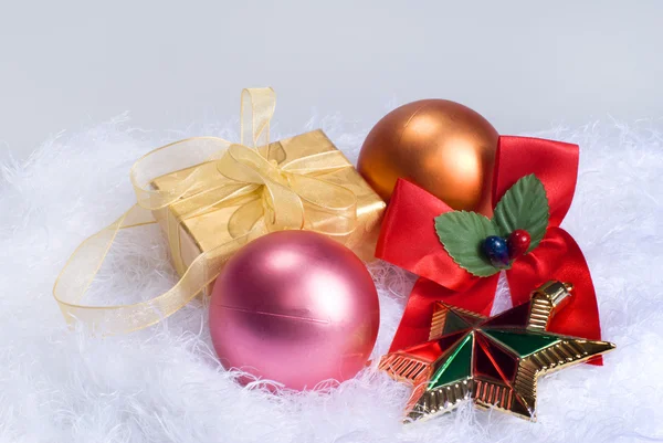 Christmas spheres and gift — Stock Photo, Image