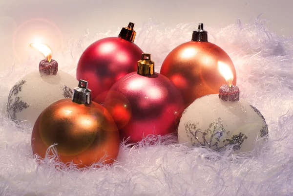 Kerst kaarsen en rode bollen — Stockfoto