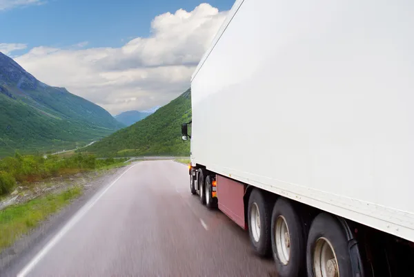The white truck going on mountain road — Stock Photo, Image