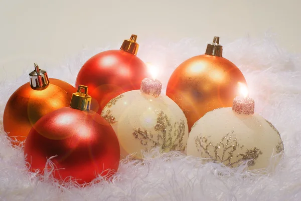 Noel beyaz mumlar ve kırmızı Küre — Stok fotoğraf