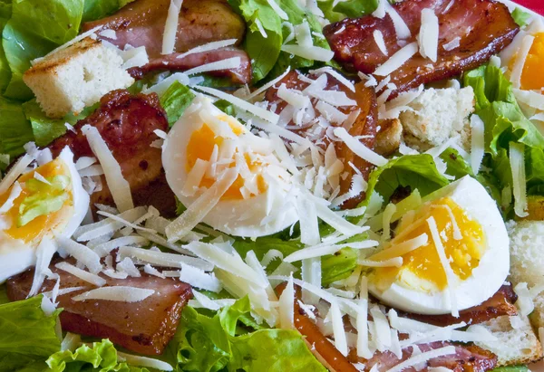 Зеленый салат с беконом, яйцами и сыром — стоковое фото