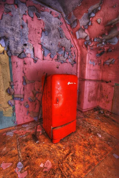 Старый холодильник — стоковое фото