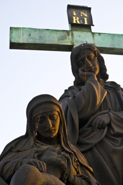 charles bridge at heykeli