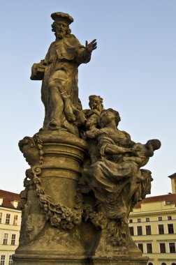 charles bridge at heykeli