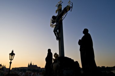 charles bridge at heykeli