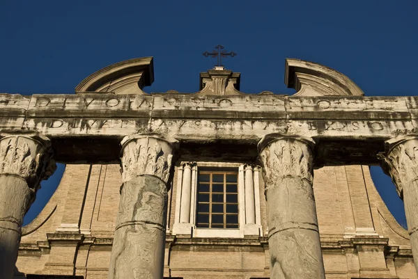 Tempio di Antonio e Faustina — Stockfoto
